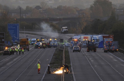 英高速道路で34台巻き込む炎上事故、花火大会の煙が原因か