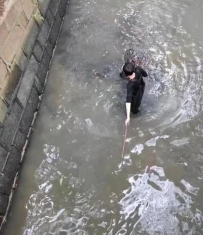 中国の大学 1匹の野良犬を救うために川の水を放流