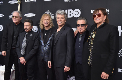 ボン・ジョヴィ創設メンバー、ベーシストA・J・サッチさん死去 70歳