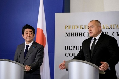 安倍首相、EUに北朝鮮への圧力強化要請 杉原千畝記念館も視察