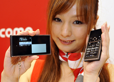 NTTドコモの新型端末試作品、ディスプレーと操作部の切り離しが可能