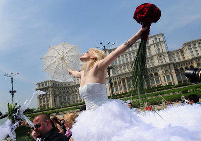 「結婚式は人生で最も華やか」、ルーマニアで花嫁パレード