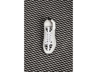 世界100足限定「ピエール アルディ」アイコニックなキューブモチーフ柄スニーカー