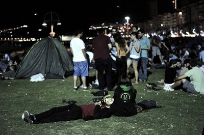 デモ続くトルコ、酒類規制法が象徴する反政府感情