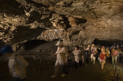 エルサレムの洞窟で夜通し財宝探し？米国人観光客を逮捕