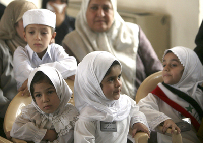 イラク政府、宗派対立による孤児たちにプレゼントを贈る
