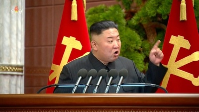 動画:北朝鮮高官解任、コロナめぐる「重大事件」で 国営テレビが会議映像を放送