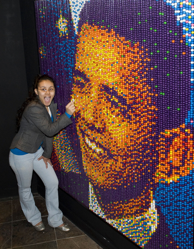1万2784個のガムボールで作った、オバマ大統領の肖像画