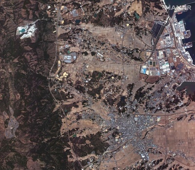 地震の被害受けた福島県相馬市の衛星写真