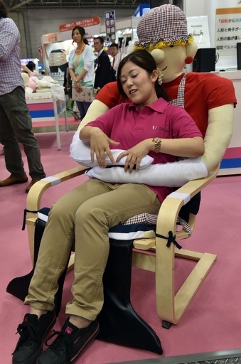 「孤独にならない」抱擁イス、日本企業が展示会で紹介