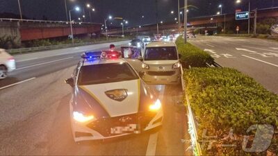 乱暴運転の怪しい車、飲酒かと思ったら…韓国・警官がドア破り救助