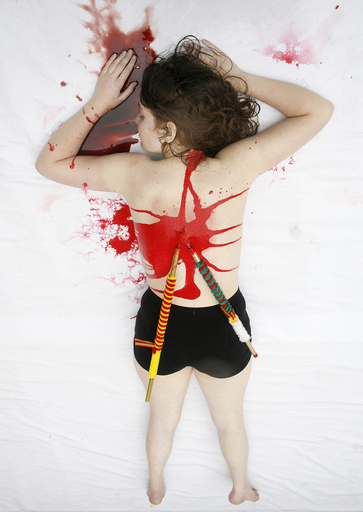 動物保護団体「Equanimal」 反闘牛パフォーマンスを行う