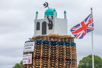 英領北アイルランドのプロテスタント、かがり火の薪の上にモスクの模型設置 「憎悪犯罪」と非難される