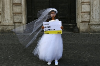 シエラレオネ、児童婚禁止法案可決 18歳未満との結婚を違法化