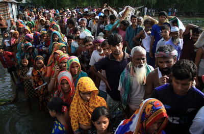 冠水した道路で自分撮り、濁流にのまれ少年2人死亡 バングラ