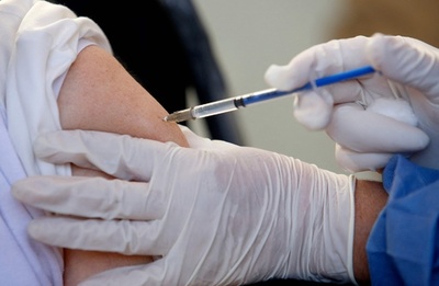 30代の男2人、高齢者に扮しワクチン接種 メキシコ