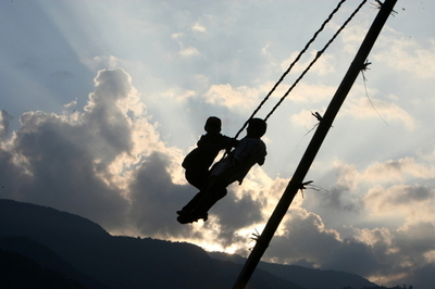 ブランコで遊ぶ子どもたち、ネパール