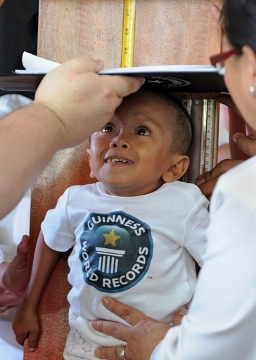 ｢世界一背の低い男性｣、新記録認定59.93センチ