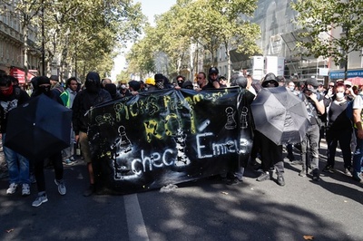 超過激集団｢ブラック・ブロック」、気候変動デモになだれ込み警察と衝突 仏パリ