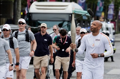 パリ五輪聖火リレーが首都到着、盛り上がりの高まりに期待