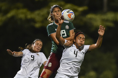 ヘディングによる脳へのダメージ、女子選手の方が高リスク 研究