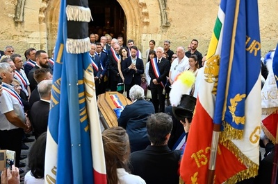 不法投棄の阻止試みた仏町長、はねられ死亡 住民らが追悼 