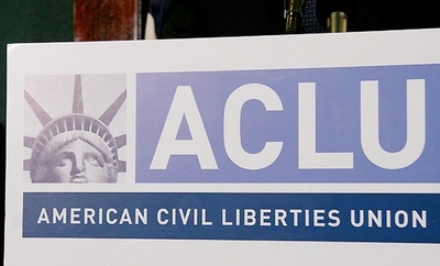 娘の姓を「アラー」に、米夫婦が州政府と法廷闘争に