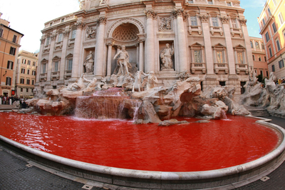 トレビの泉が真っ赤に染まる