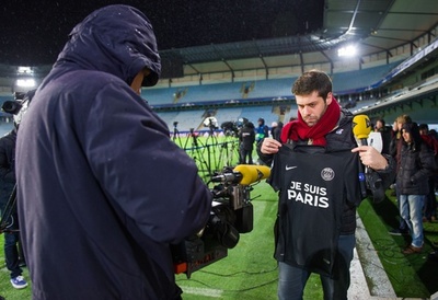 PSG、同時テロ事件の犠牲者を追悼し「私はパリ」のユニホームを着用