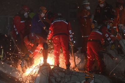 エーゲ海地震、トルコの死者69人に 捜索活動続く