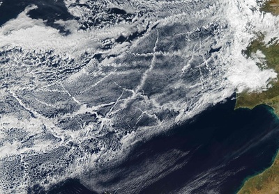 船が作る雲、ポルトガル・スペイン沖で撮影 NASA