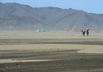 石巻市の大川小周辺で行方不明者を捜索、震災から2年を前に