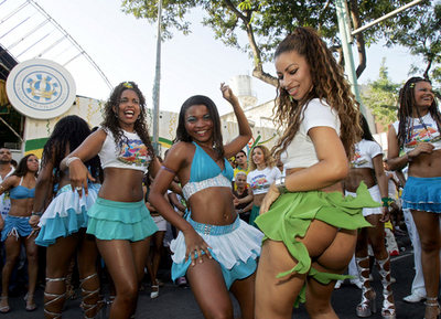 ミニスカートで大学に登校し退学処分、政府の介入で撤回 ブラジル