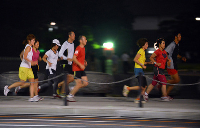 皇居ランナーに警鐘 「マナー守って」