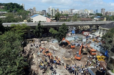 ムンバイの5階建てビル倒壊、死者13人に