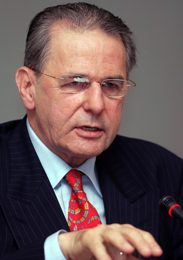 IOC会長、聖火リレー再検討の意向示す