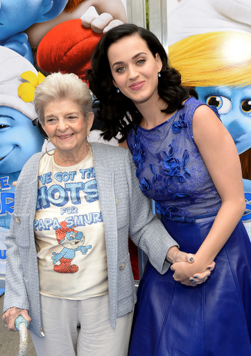 すっかりママの顔？ ブリトニーが息子2人とプレミアに