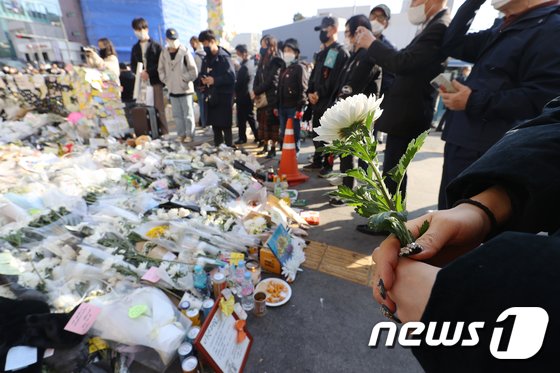 6日午後、梨泰院駅1番出口に設けられた追慕空間に市民が続いている(c)news1