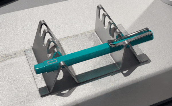 10日、モナミストア聖水店で万年筆に名前が刻印されている(c)news1