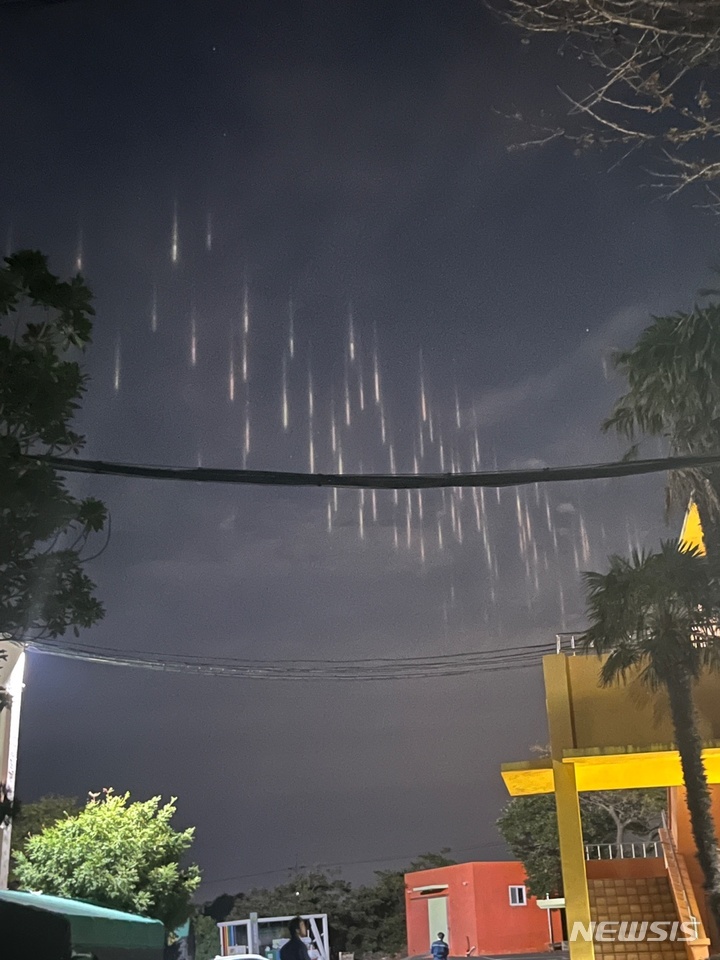 26日午後、済州市から眺めた上空に光柱が現れた（写真=読者提供）(c)NEWSIS