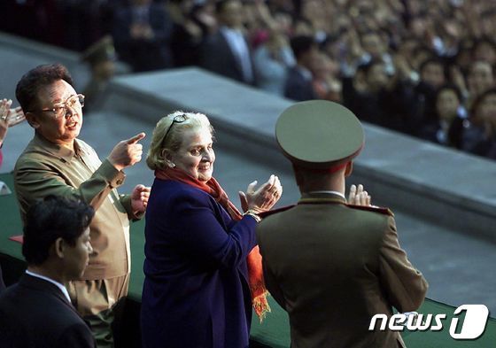 北朝鮮の平壌を訪問したオルブライト米国務長官（中央、当時）。左は故キム・ジョンイル（金正日）総書記(c)AFP=news1