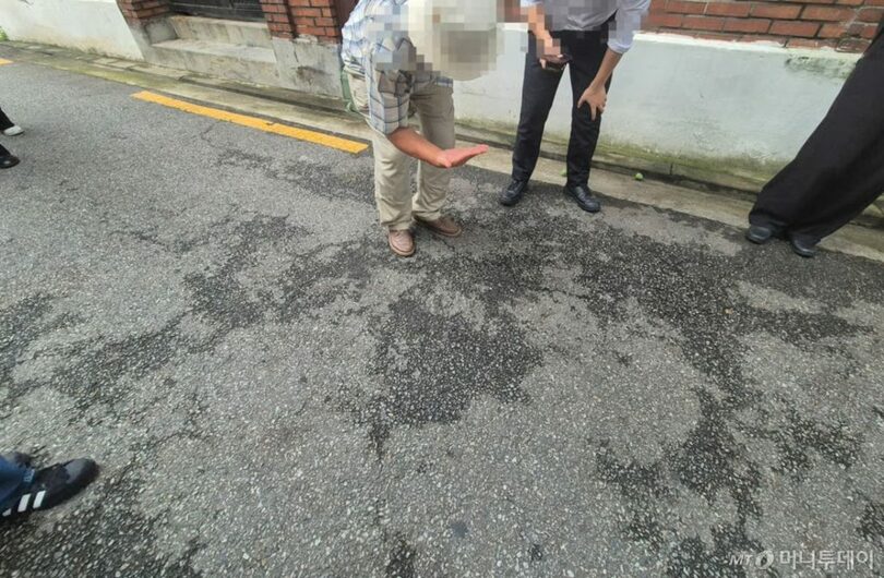 事件現場で状況を説明する70代男性(c)MONEYTODAY