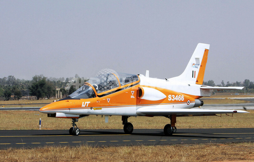 航空ショーで練習機が墜落 - インド