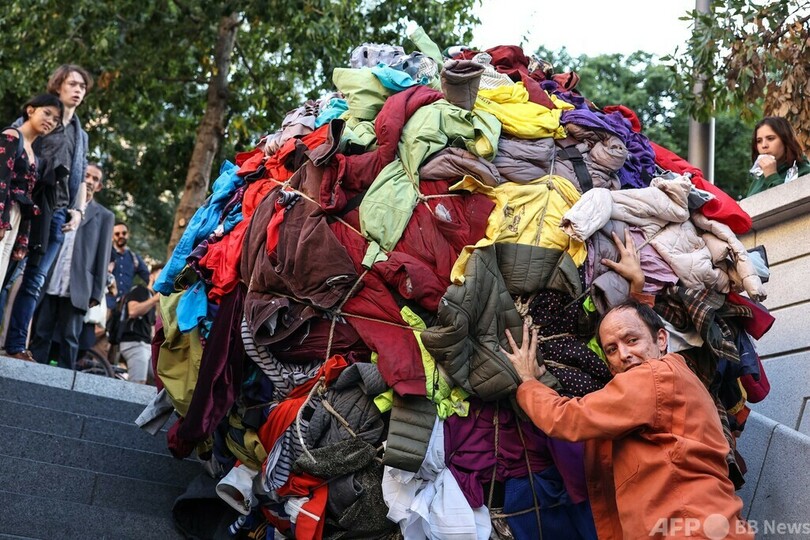 「服の塊」押して階段上る ギリシャ神話になぞらえ 仏国際展