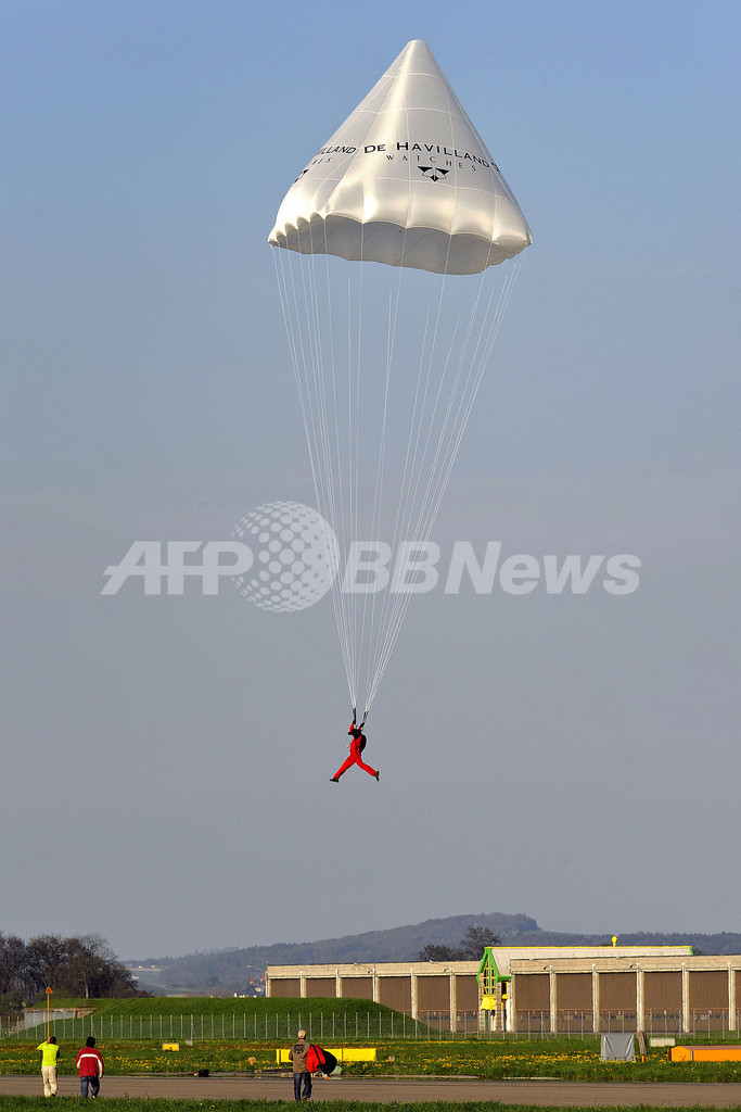 レオナルド・ダビンチ設計のパラシュート、スイス人男性が降下に初成功