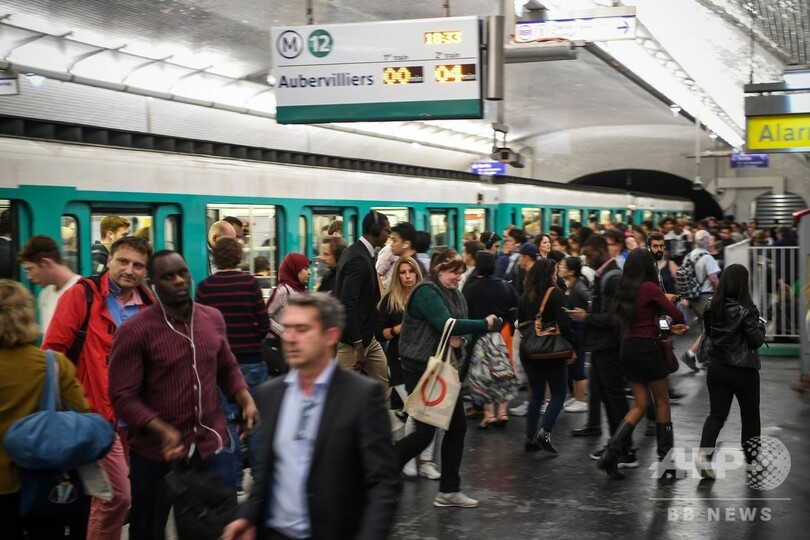 無人運転のパリ地下鉄、停車せずに3駅通過 利用者に不安広がる