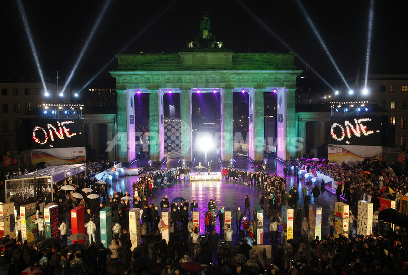 「ベルリンの壁」崩壊20年を祝う巨大ドミノ倒し