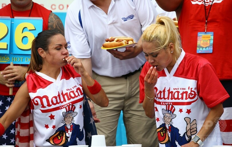 ホットドッグ早食い大会、「ジョーズ」が72個で10回目の優勝