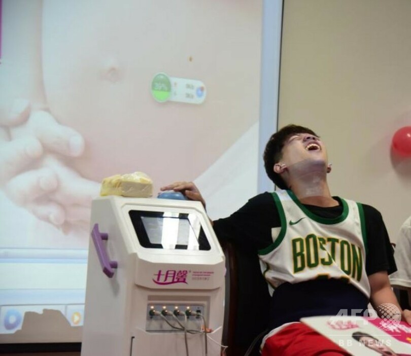 将来のパパたち 「妊娠の痛み」に挑戦 中国