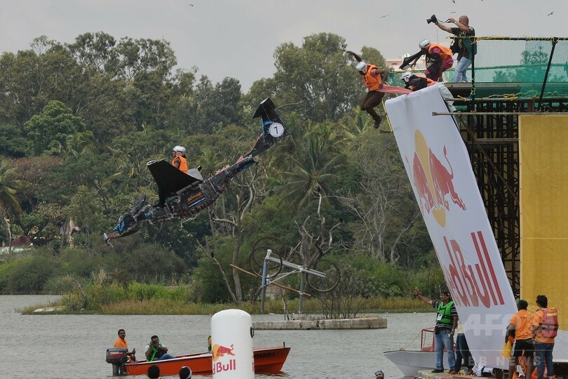一瞬後には池にザブン、インドで人力飛行機コンテスト
